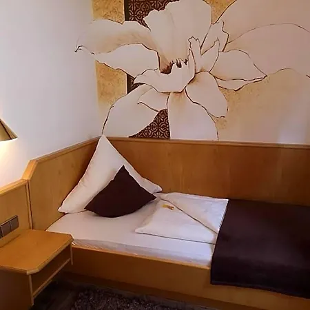 Отель Hotel Dreikoenig & Restaurant Seegourmet Хагнау