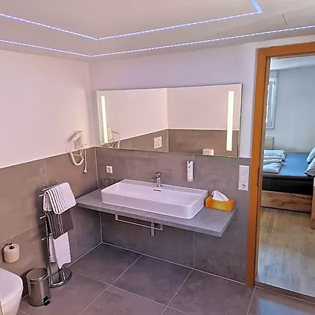 Отель Hotel Dreikoenig & Restaurant Seegourmet Хагнау